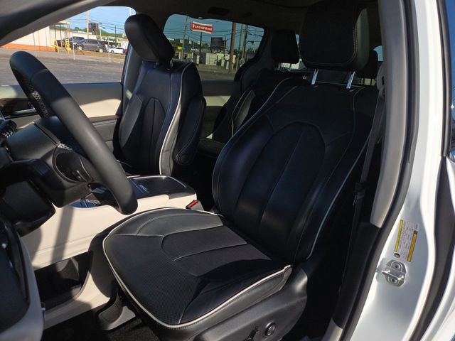 Used 2023 Chrysler Pacifica Limited image 11