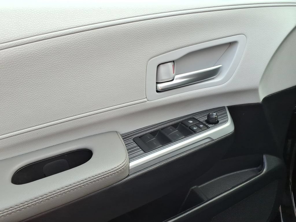 Used 2025 Toyota Sienna XLE FWD image 20