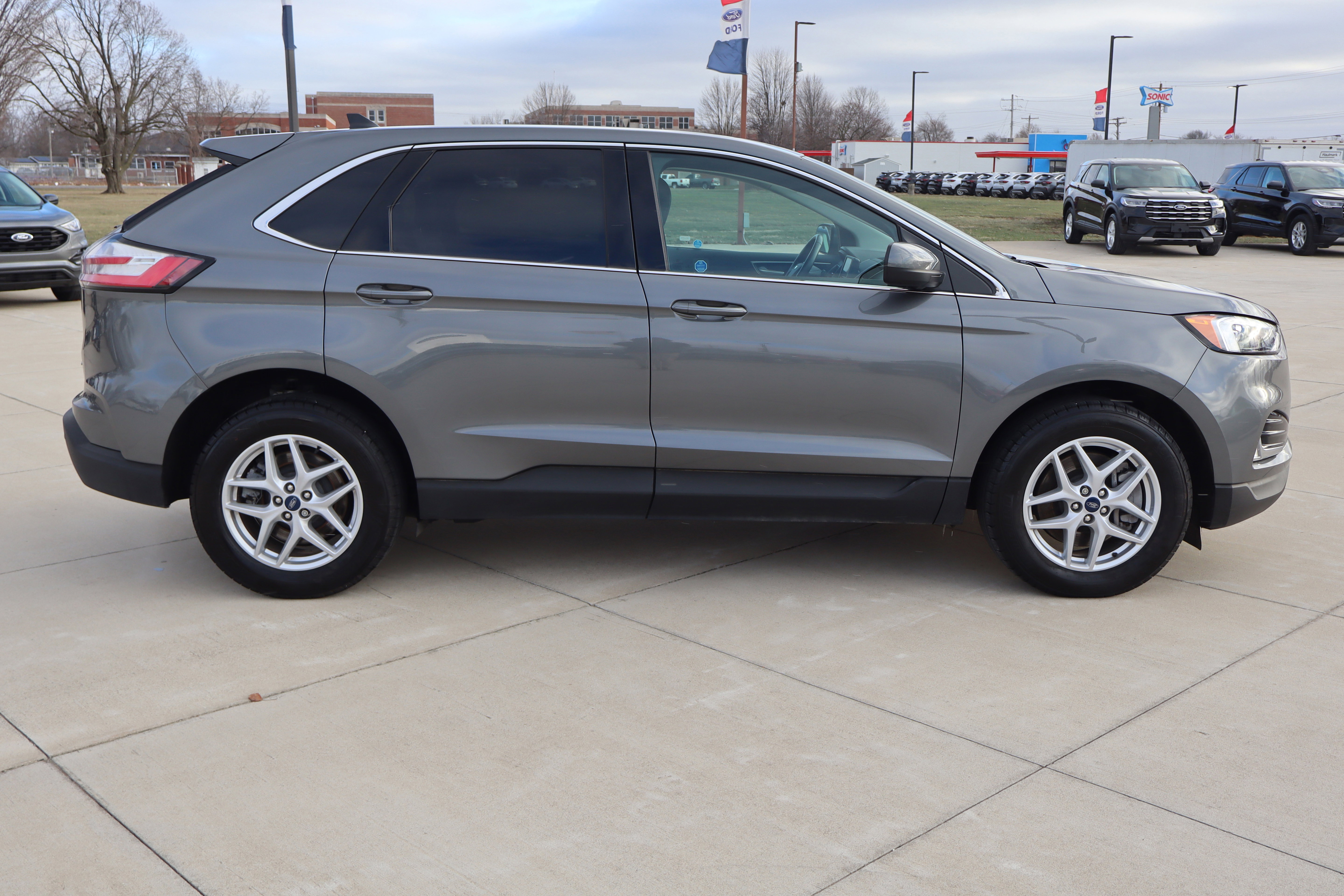Used 2022 Ford Edge SEL w/ Convenience Package image 5