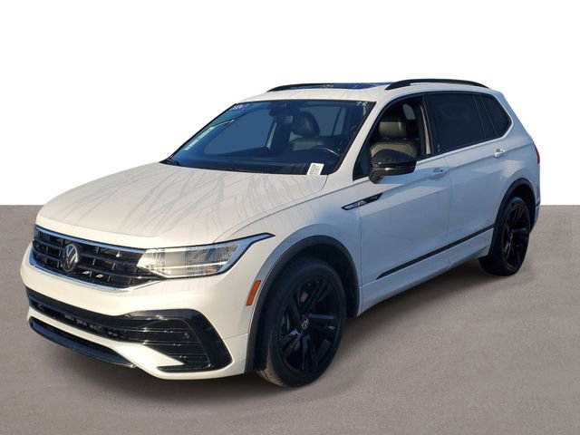 Certified 2024 Volkswagen Tiguan SE R-Line image 2
