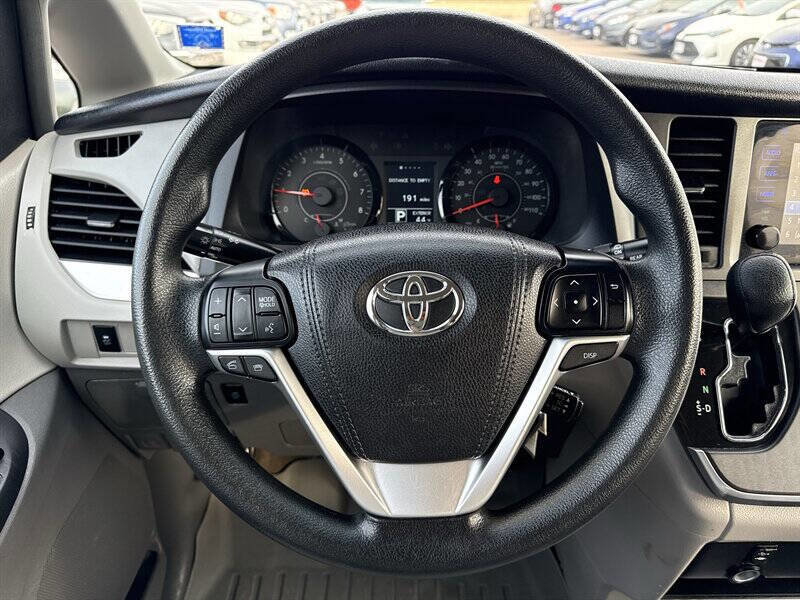 Used 2017 Toyota Sienna LE image 21