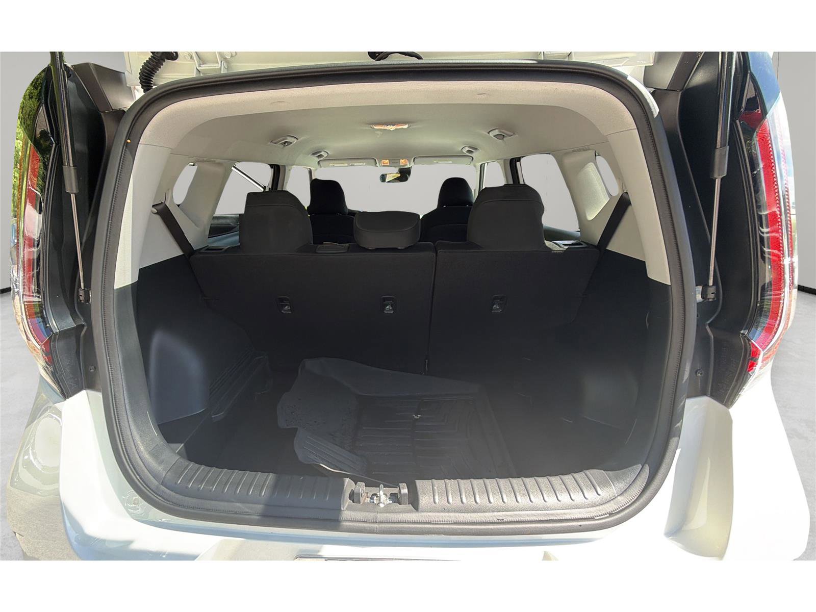 Used 2024 Kia Soul LX w/ Option Group 015 FWD image 12