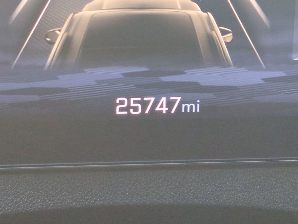 Used 2025 Chevrolet Traverse LT image 37