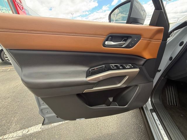 Used 2023 Nissan Pathfinder Platinum AWD/4WD image 13