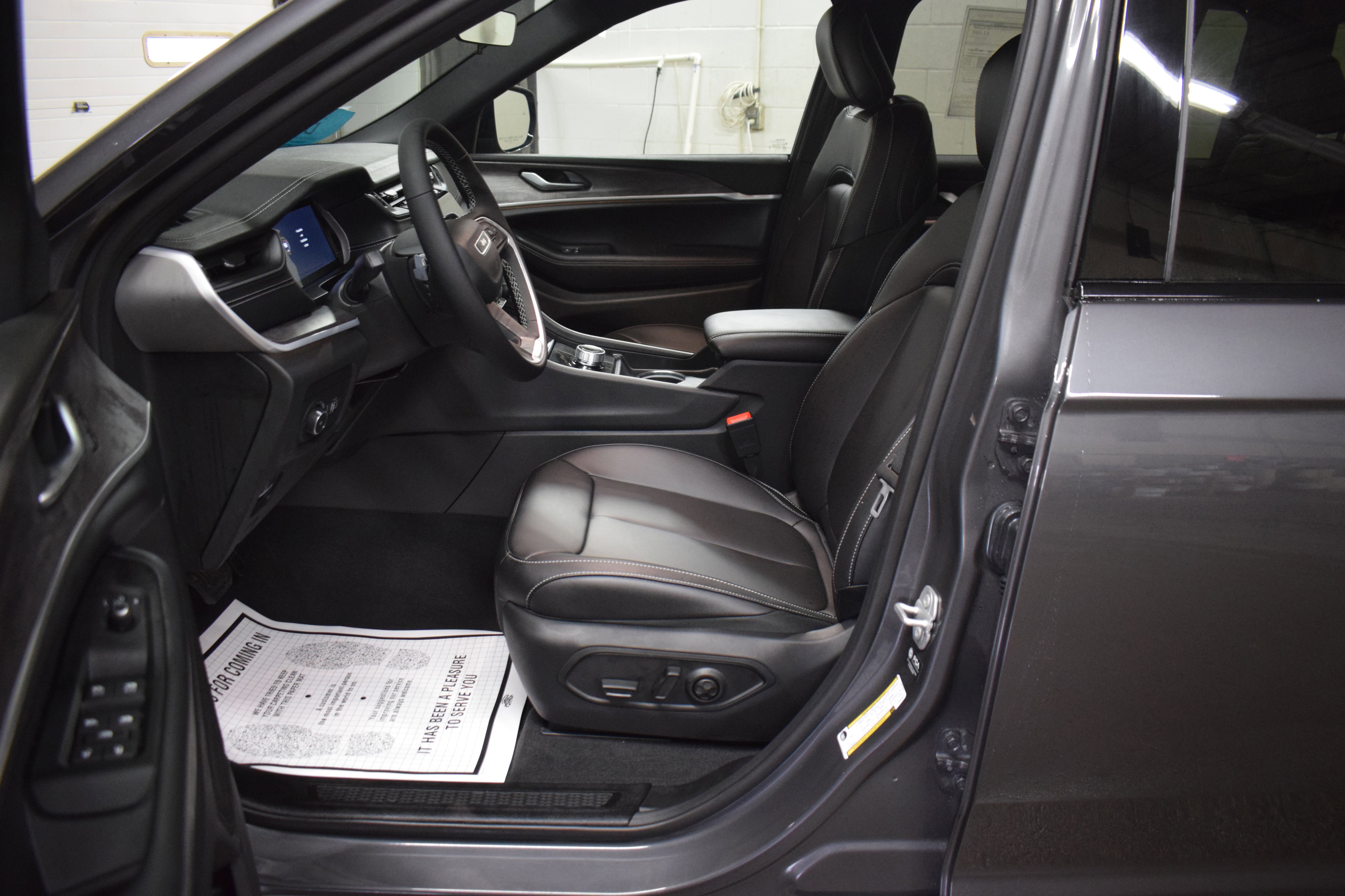 New 2025 Jeep Grand Cherokee L Limited w/ Black Appearance Package image 12