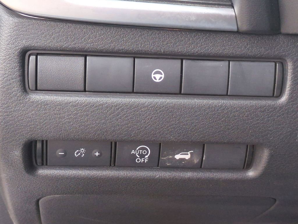 Used 2025 Nissan Rogue SV image 17