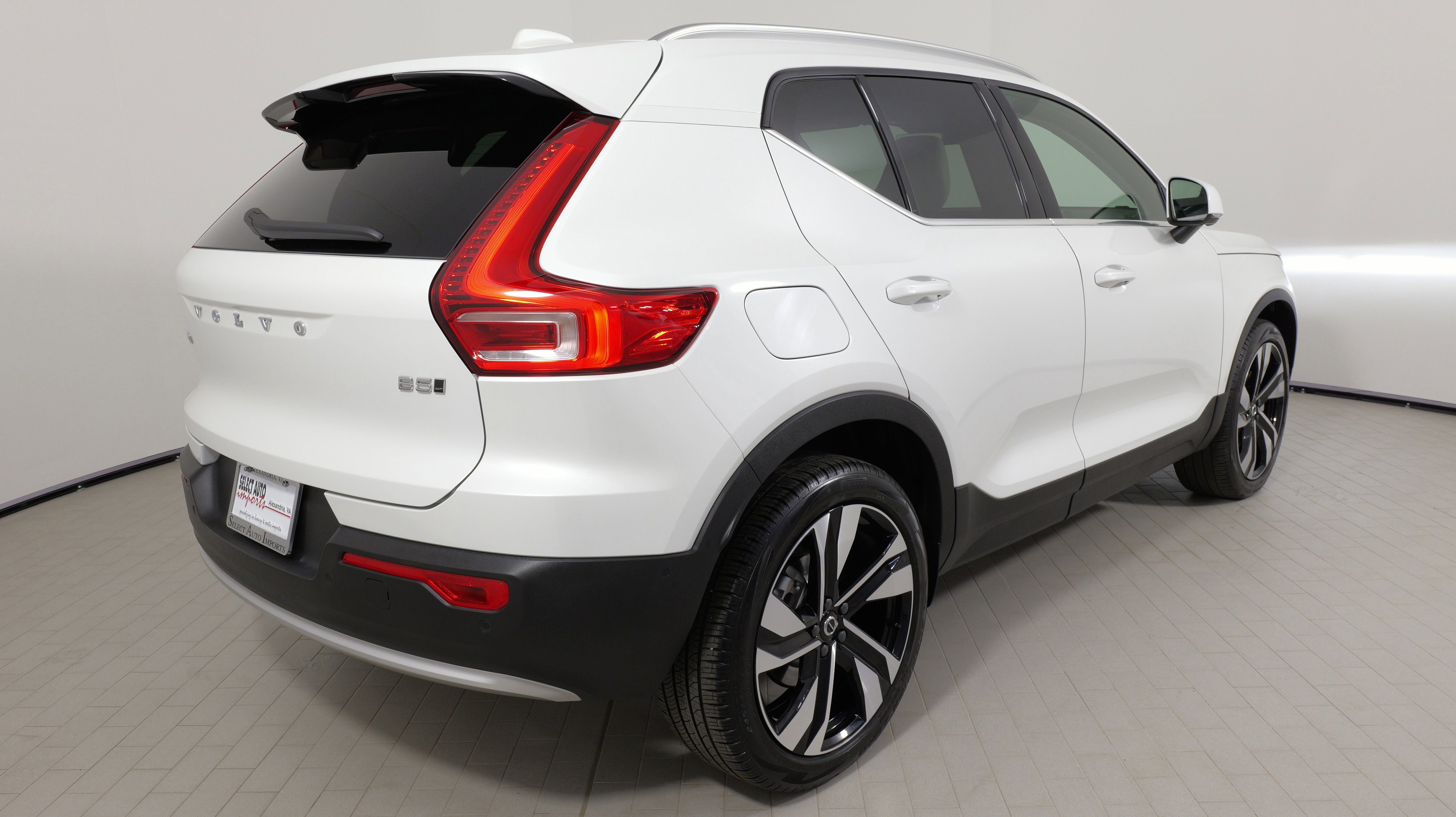 Used 2024 Volvo XC40 B5 Plus w/ Climate Package image 11