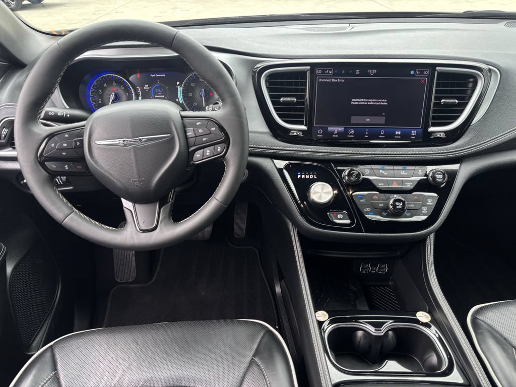 Used 2025 Chrysler Pacifica Limited FWD image 12