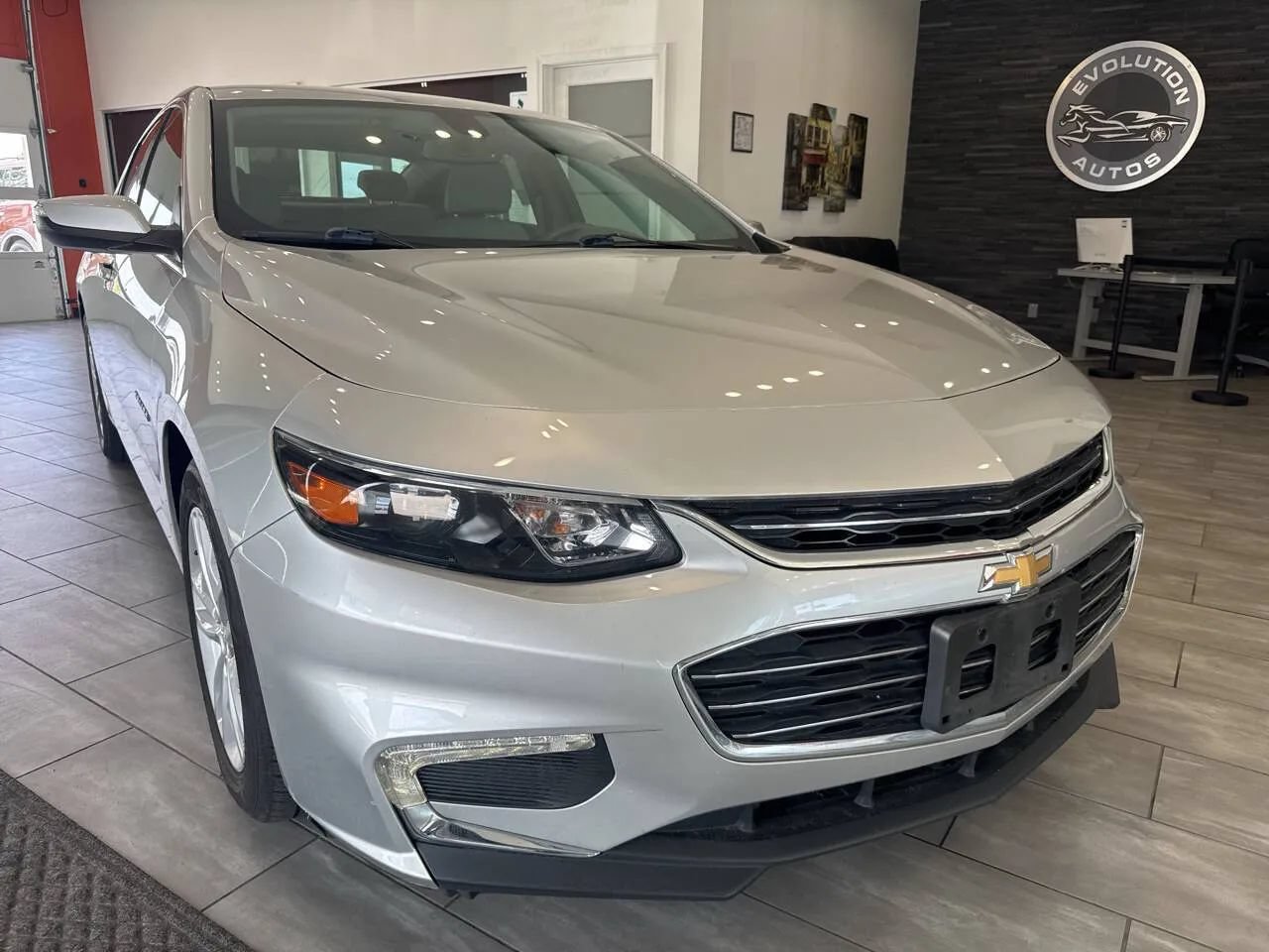 Used 2018 Chevrolet Malibu LT FWD image 2