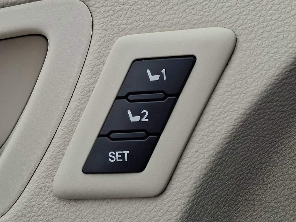 Used 2022 Toyota Sienna Platinum image 26