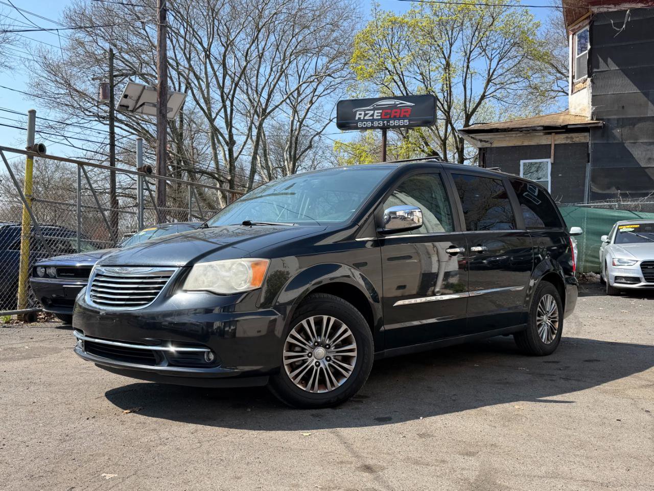 Used 2014 Chrysler Town & Country Touring-L w/ Driver Convenience Group image 3