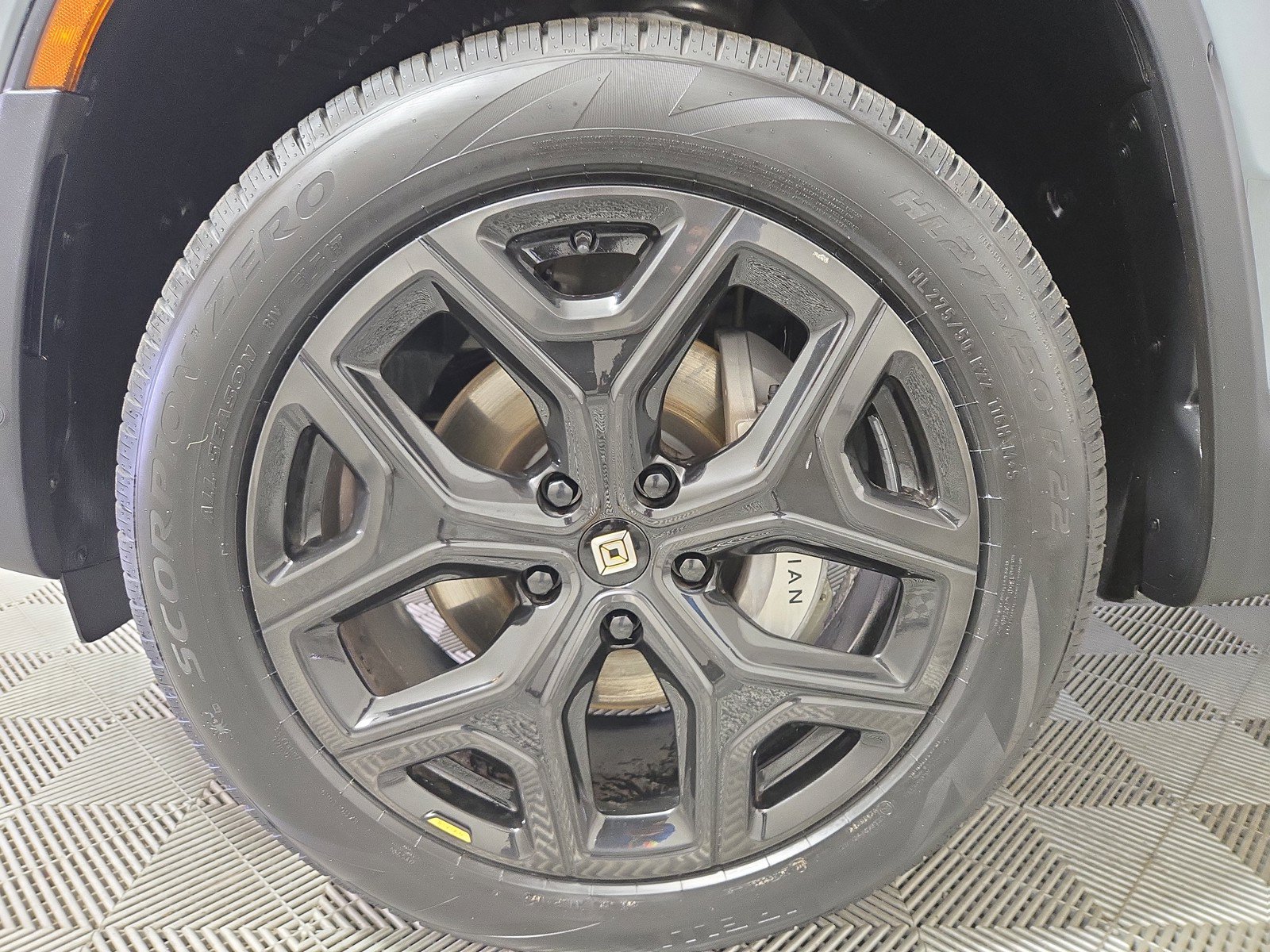 Used 2024 Rivian R1S Adventure AWD/4WD image 9