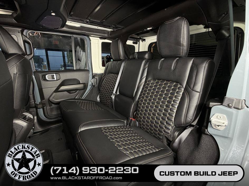 Used 2025 Jeep Wrangler Unlimited Sahara w/ Safety Group AWD/4WD image 23