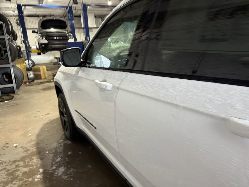 New 2026 Jeep Grand Cherokee Altitude image 9