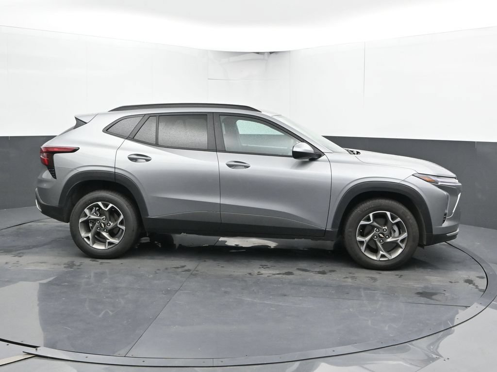 Used 2025 Chevrolet Trax LT FWD image 4