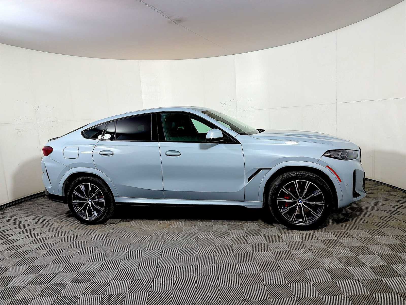 Used 2025 BMW X6 xDrive40i w/ Premium Package image 7