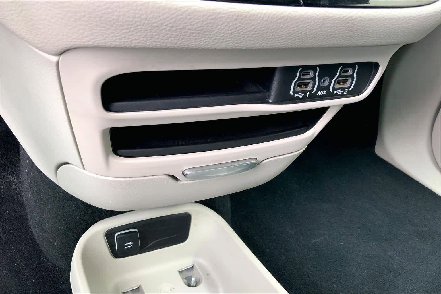 Used 2024 Chrysler Pacifica Limited FWD image 31