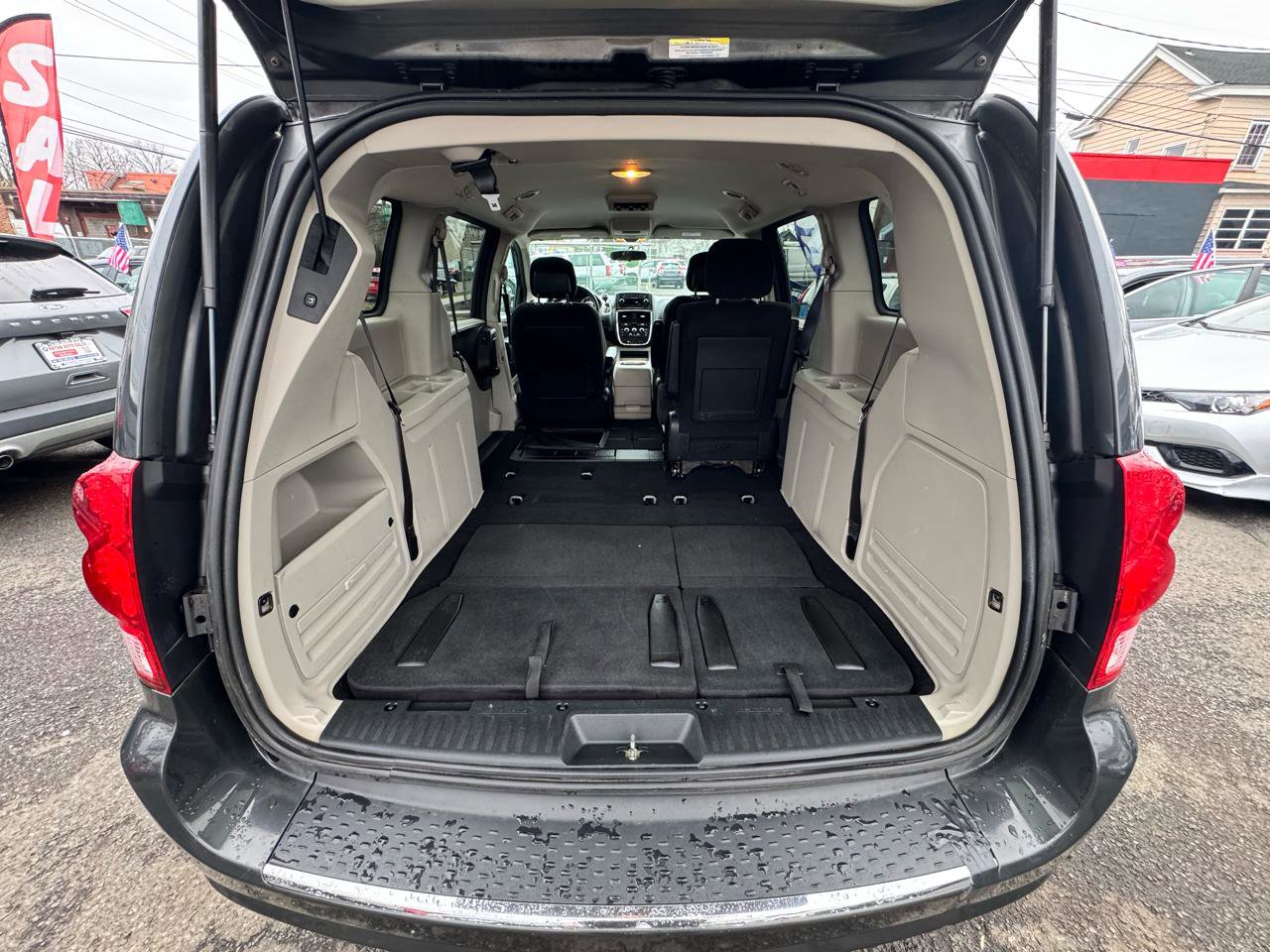 Used 2012 Dodge Grand Caravan SXT image 24