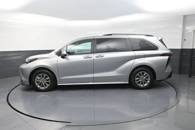 Used 2025 Toyota Sienna XLE FWD image 4