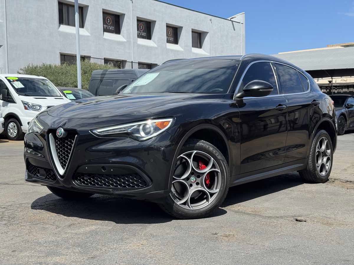 Used 2018 Alfa Romeo Stelvio Ti image 2