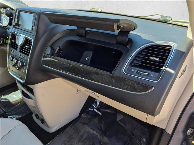 Used 2015 Chrysler Town & Country LX FWD image 27
