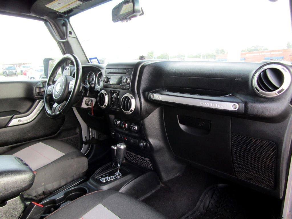 Used 2017 Jeep Wrangler Unlimited Rubicon w/ Connectivity Group image 12