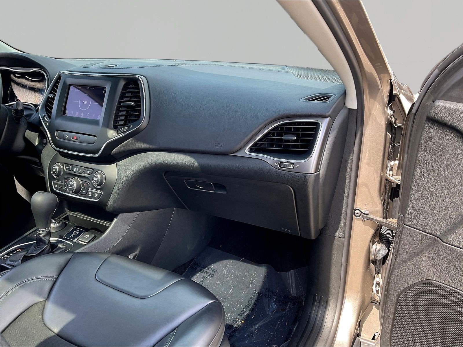 Used 2019 Jeep Cherokee Latitude Plus w/ Comfort/Convenience Group AWD/4WD image 26