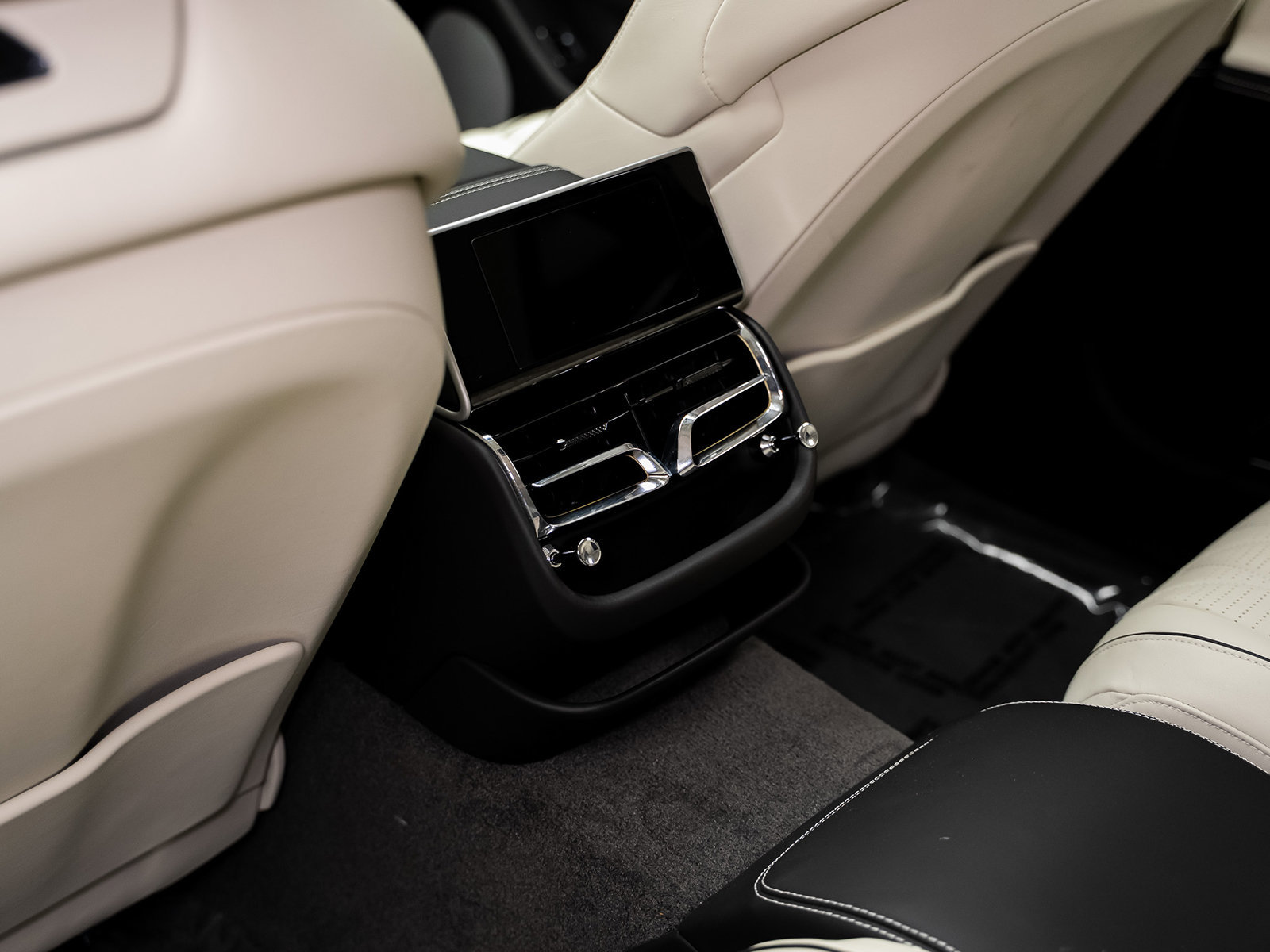 Used 2022 Bentley Flying Spur Plug-In Hybrid AWD/4WD image 39