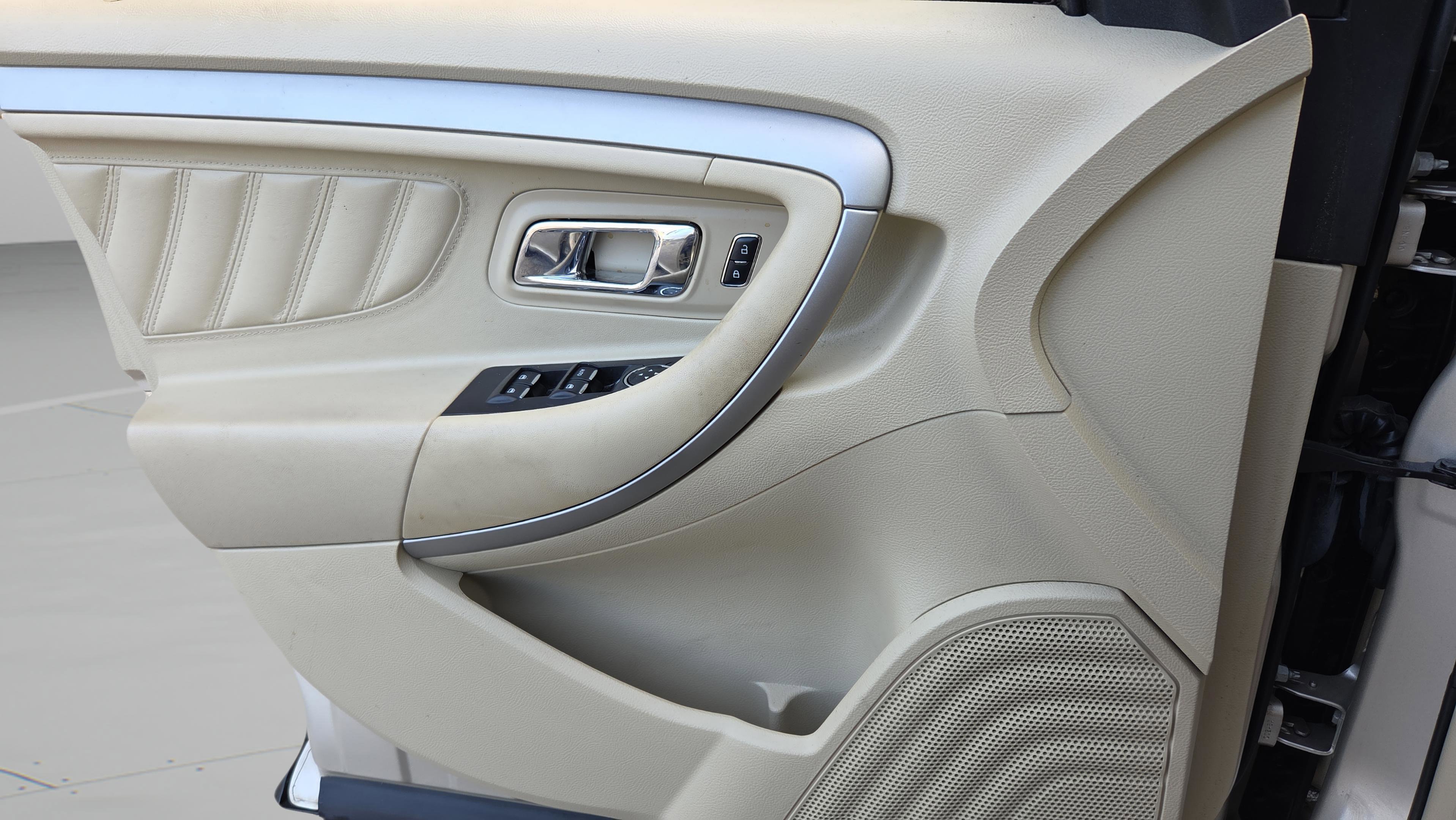 Used 2018 Ford Taurus SE image 26