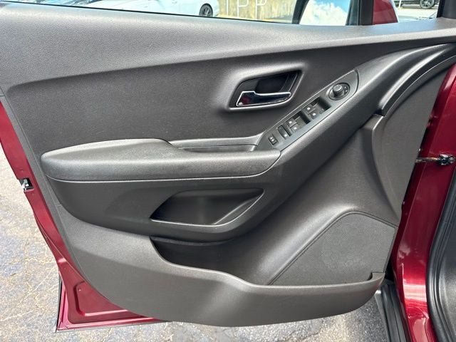 Used 2017 Chevrolet Trax LT w/ LT Convenience Package FWD image 8
