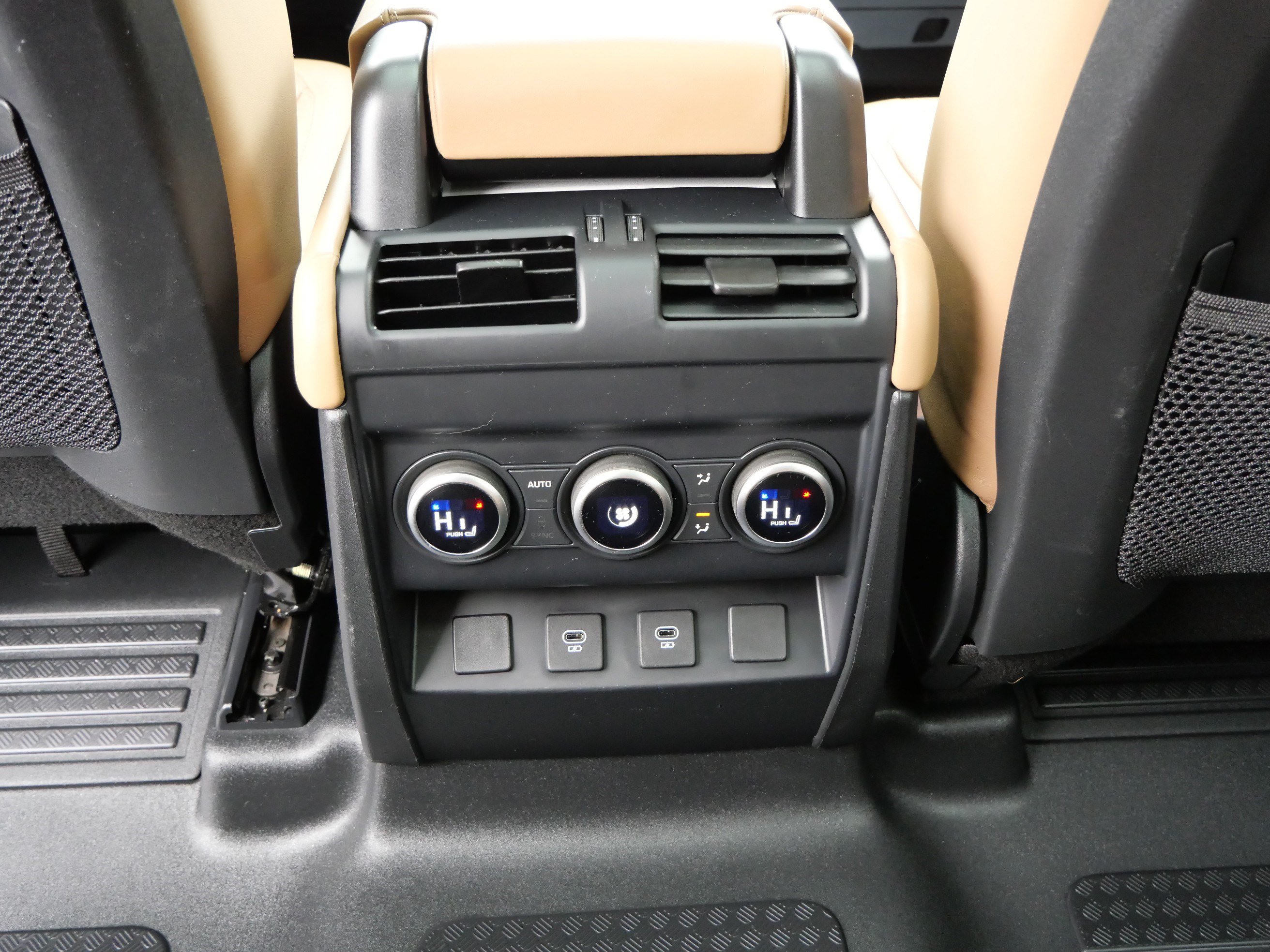Certified 2025 Land Rover Defender 110 X-Dynamic SE AWD/4WD image 17