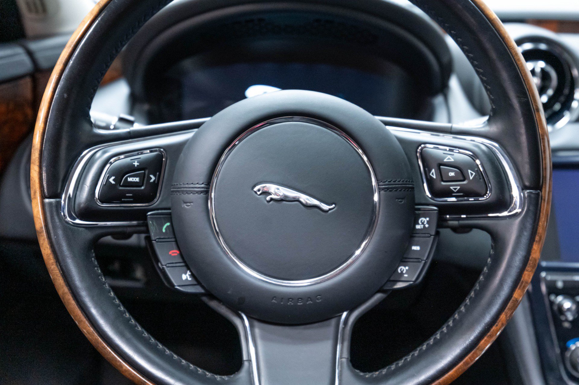 Used 2013 Jaguar XJ AWD image 26