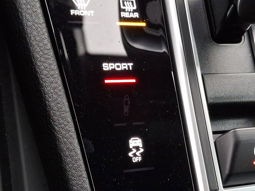 Used 2023 Porsche Cayenne w/ Premium Package image 22