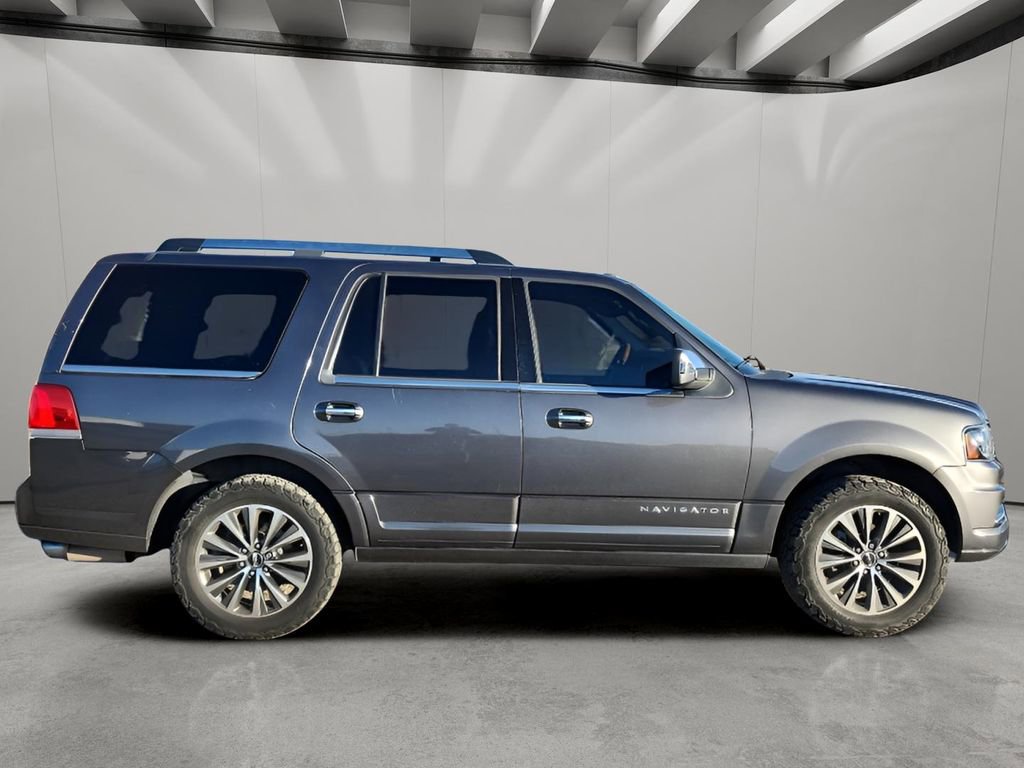Used 2017 Lincoln Navigator Select image 6