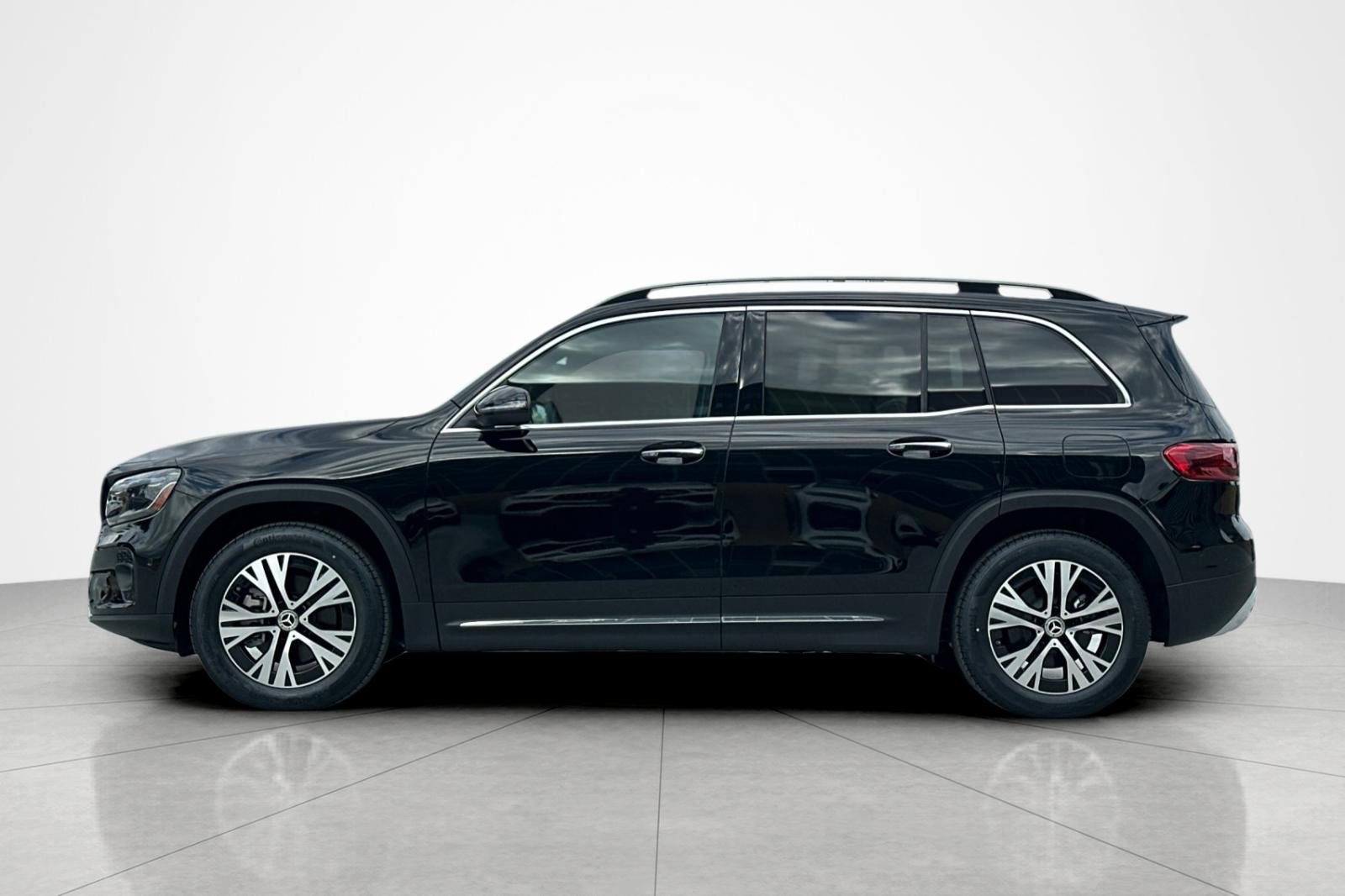 New 2025 Mercedes-Benz GLB 250 image 2