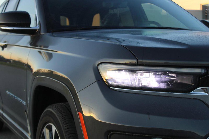New 2023 Jeep Grand Cherokee Overland w/ Luxury Tech Group IV image 2