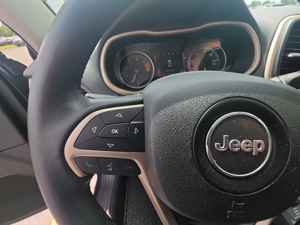 Used 2016 Jeep Cherokee Latitude w/ Cold Weather Group AWD/4WD image 17
