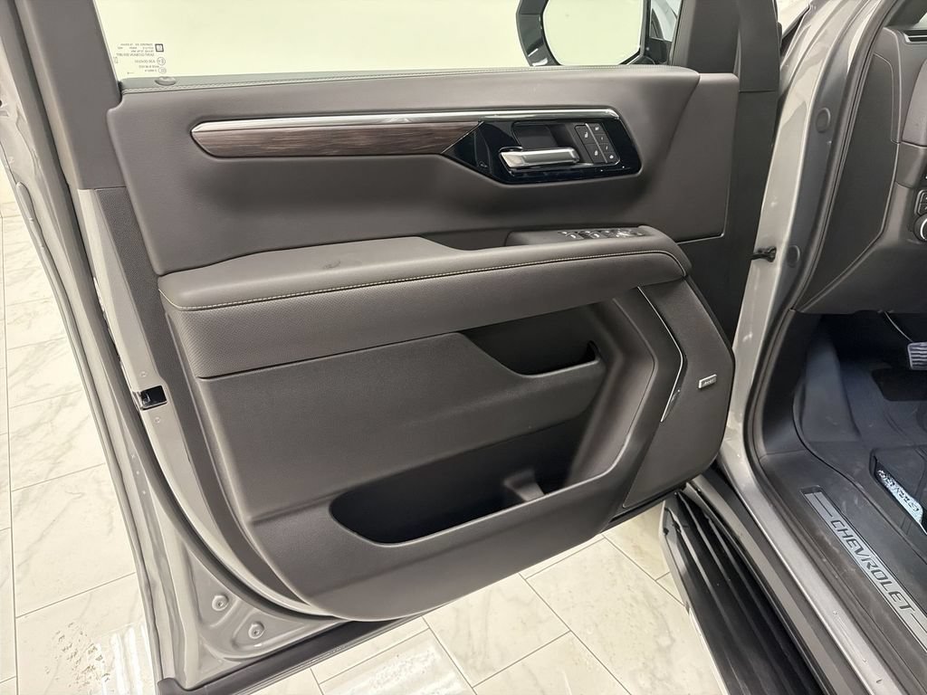 New 2026 Chevrolet Suburban Premier w/ Sun And Tow Package AWD/4WD image 23