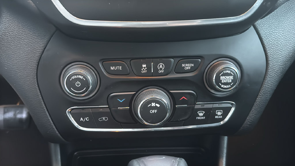 Used 2019 Jeep Cherokee Latitude Plus w/ Cold Weather Group AWD/4WD image 24