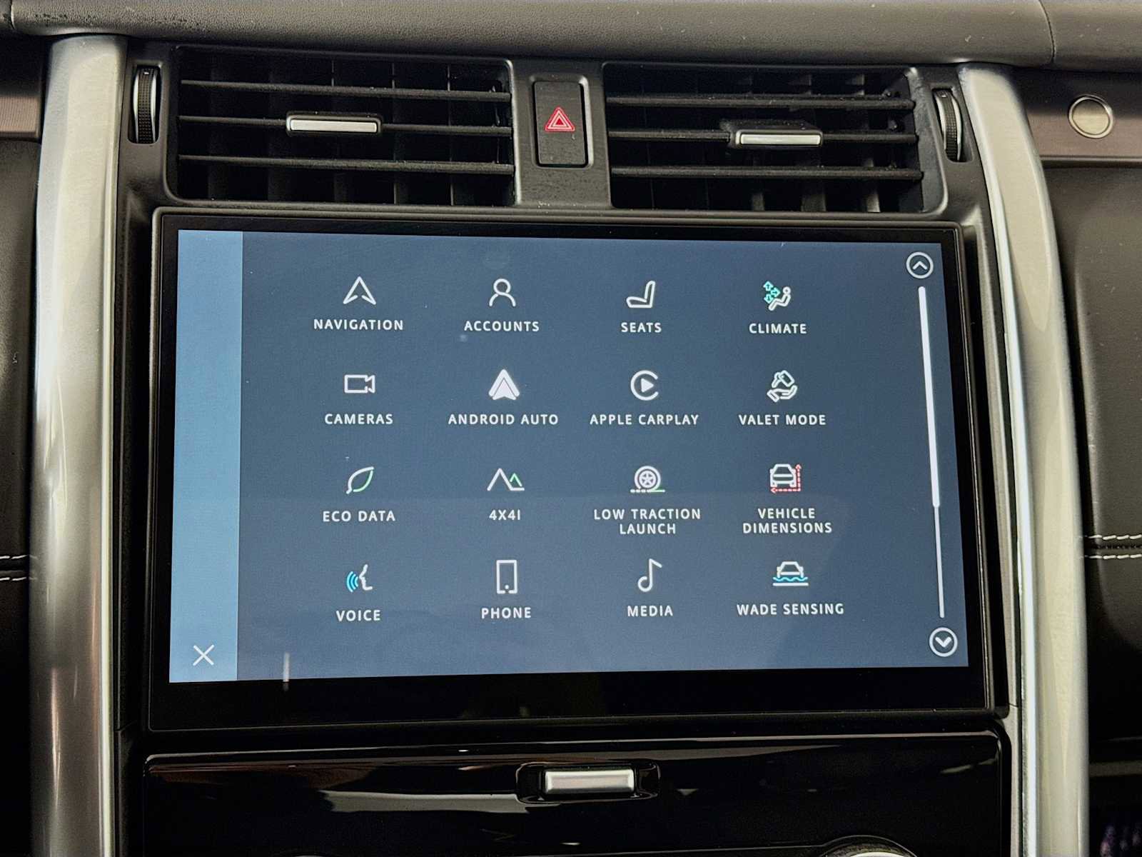 Used 2024 Land Rover Discovery Metropolitan Edition image 12