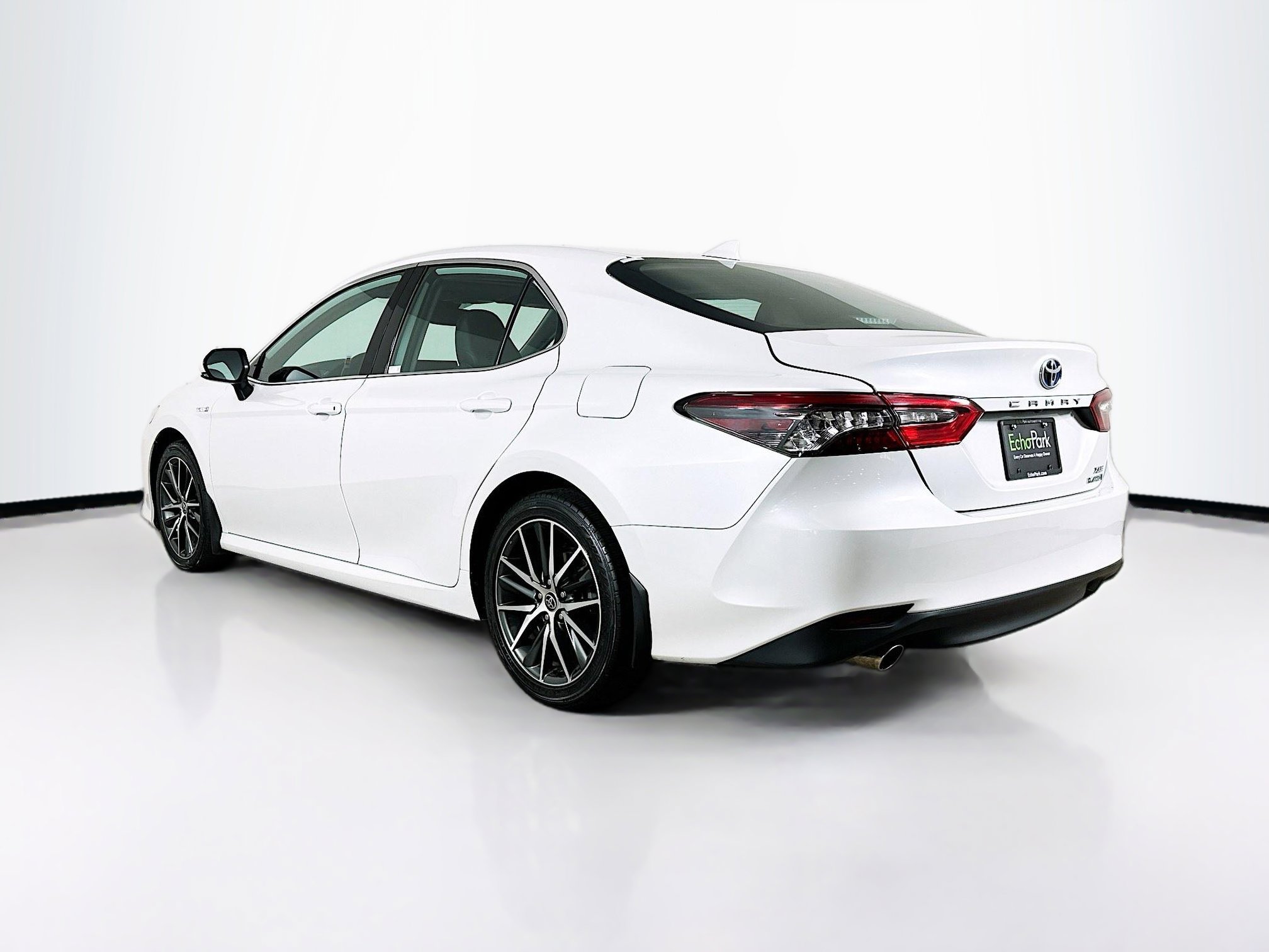 Used 2021 Toyota Camry XLE w/ Navigation Upgrade Package image 5