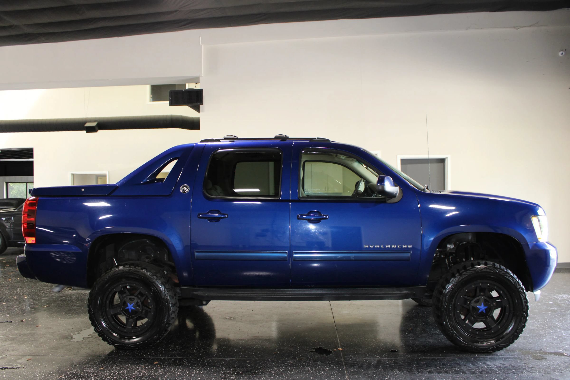 Used 2013 Chevrolet Avalanche LS RWD image 2