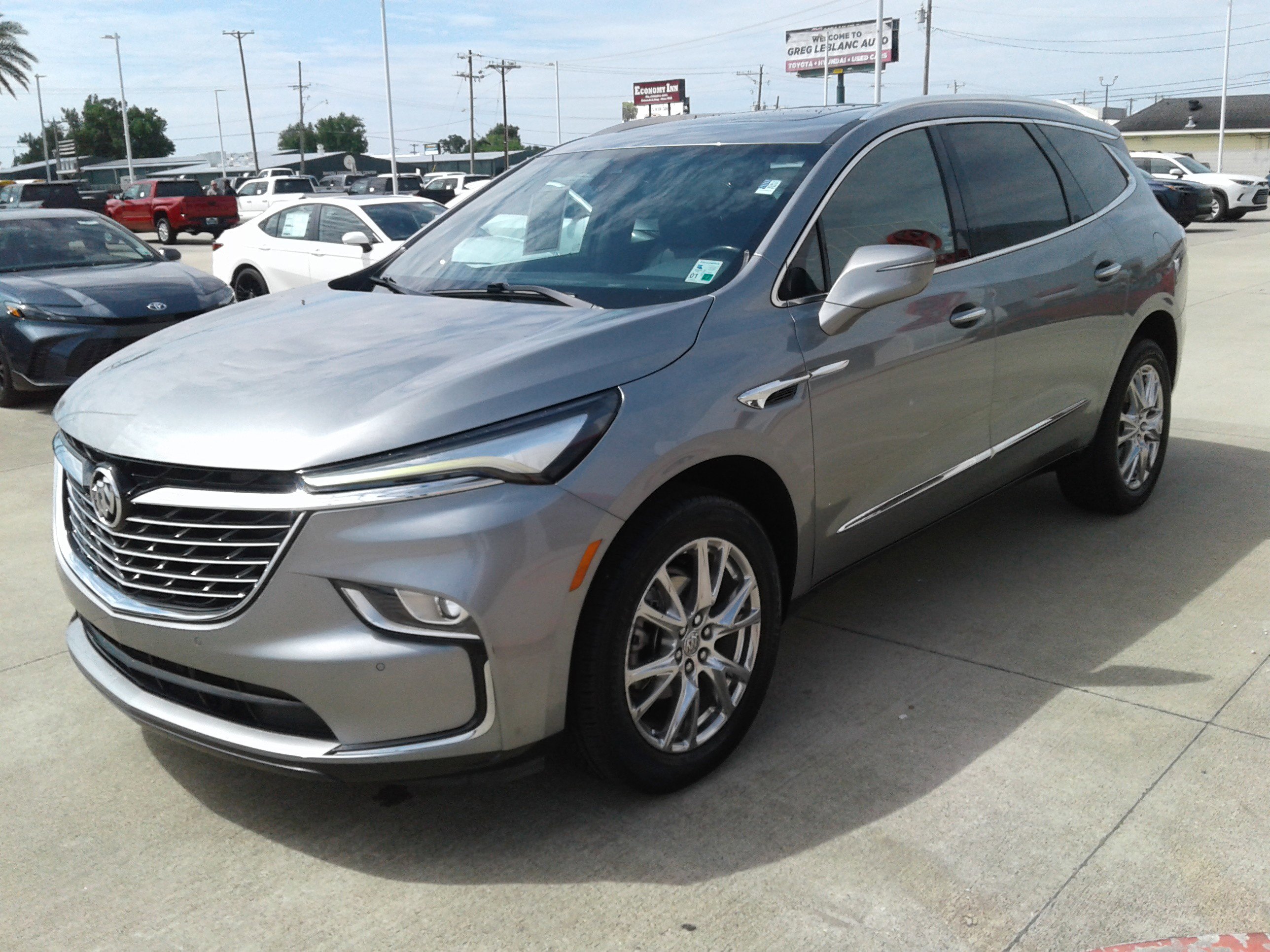 Used 2023 Buick Enclave Essence w/ Experience Buick Package FWD image 3