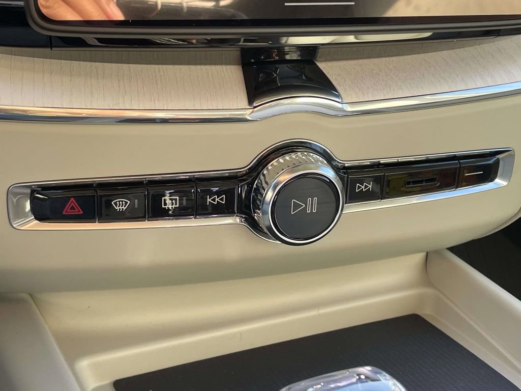 New 2026 Volvo XC60 B5 Ultra w/ Protection Package Premier image 19