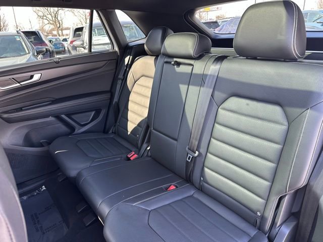 Used 2025 Volkswagen Atlas Cross Sport SEL R-Line image 31