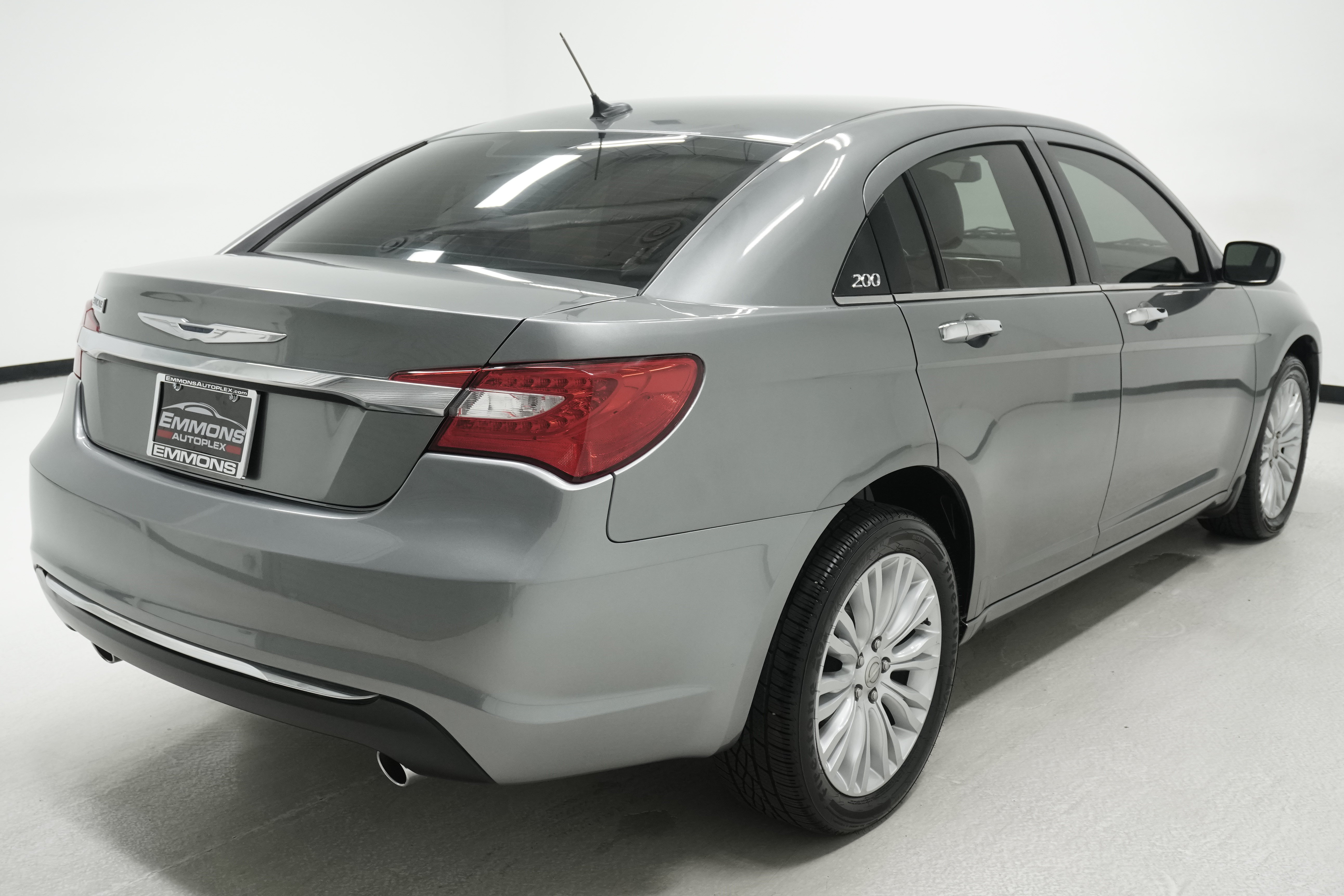 Used 2011 Chrysler 200 Limited FWD image 4