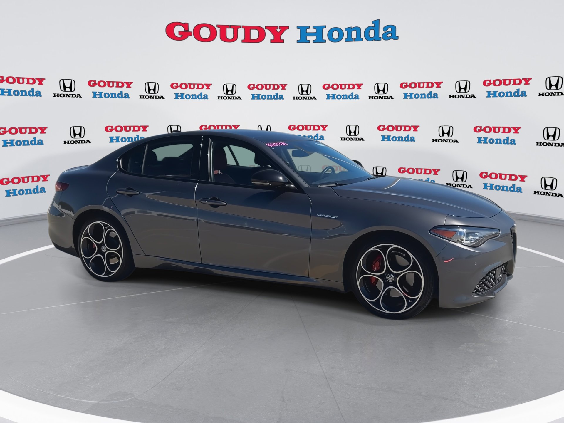 Used 2023 Alfa Romeo Giulia Veloce RWD image 2