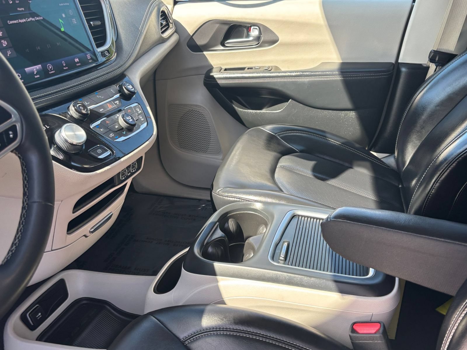 Used 2023 Chrysler Pacifica Touring-L FWD image 43