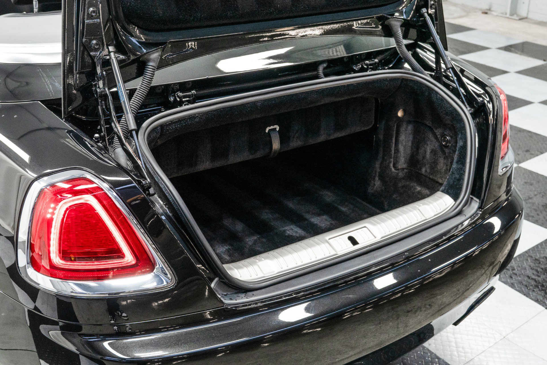 Used 2017 Rolls-Royce Dawn image 51