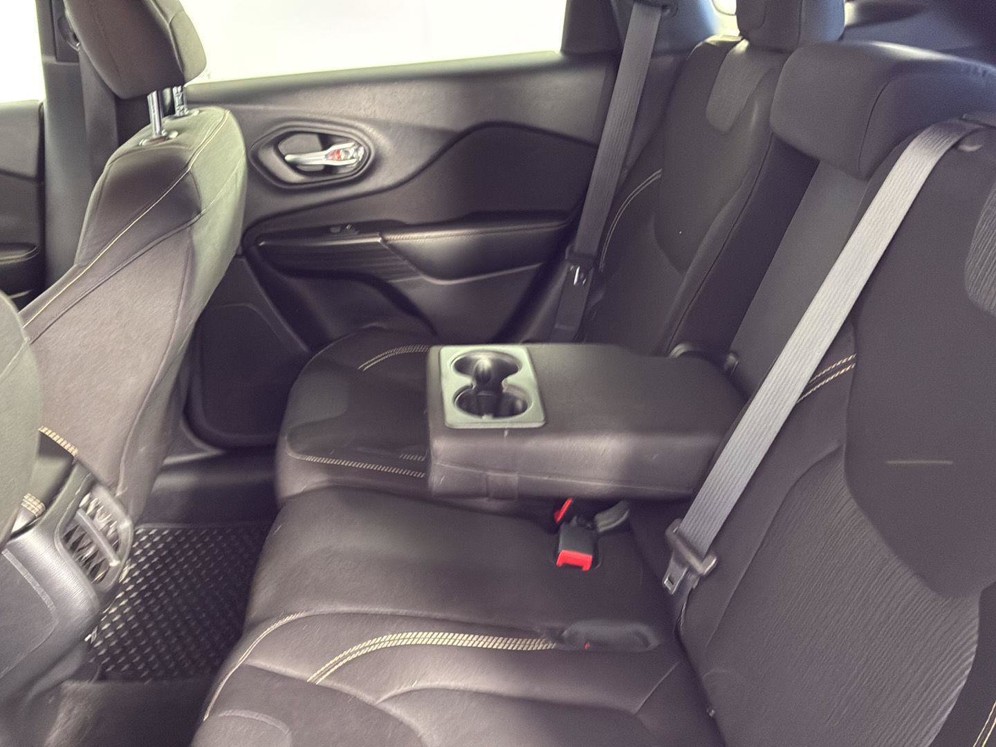 Used 2015 Jeep Cherokee Latitude w/ Cold Weather Group FWD image 21